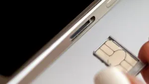 Why You Should Power Down Your Phone Before Swapping SIM Cards